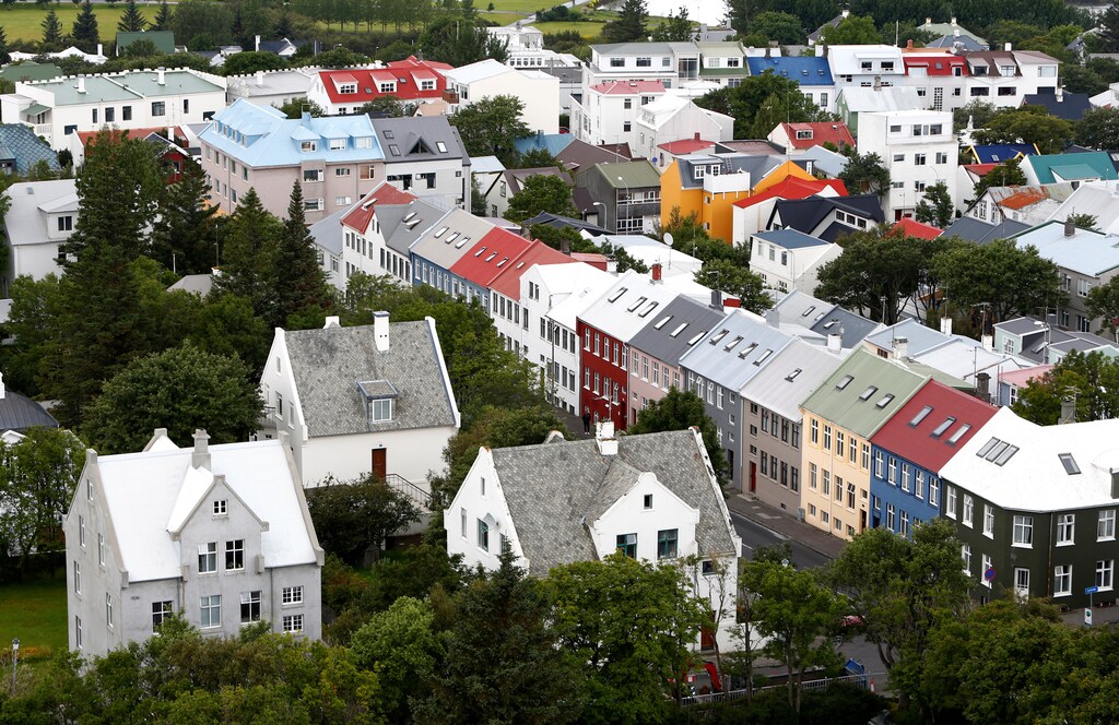 A general view shows the city of Reykjavik, seen from Hallgrimskirkja church, Iceland August 4, 2017. REUTERS/Michaela Rehle - RC1EE9C178C0