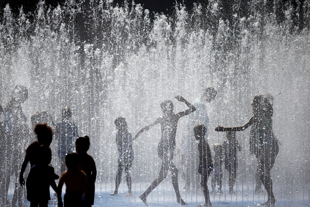 People play amongst the fountains outside the Royal Festival Hall in London, Britain, August 3, 2018. REUTERS/Henry Nicholls TPX IMAGES OF THE DAY - RC1EF48DFC50