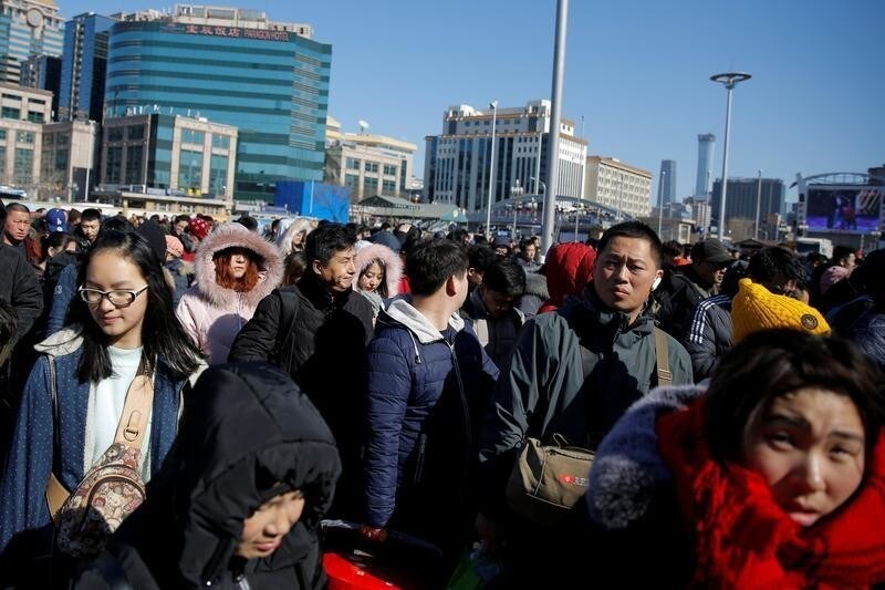 People line up at the Beijing Railway Station during the annual Spring Festival travel rush ahead of the Chinese Lunar New Year in Beijing, China February 12, 2018. REUTERS/Thomas Peter - RC1B9E4319A0