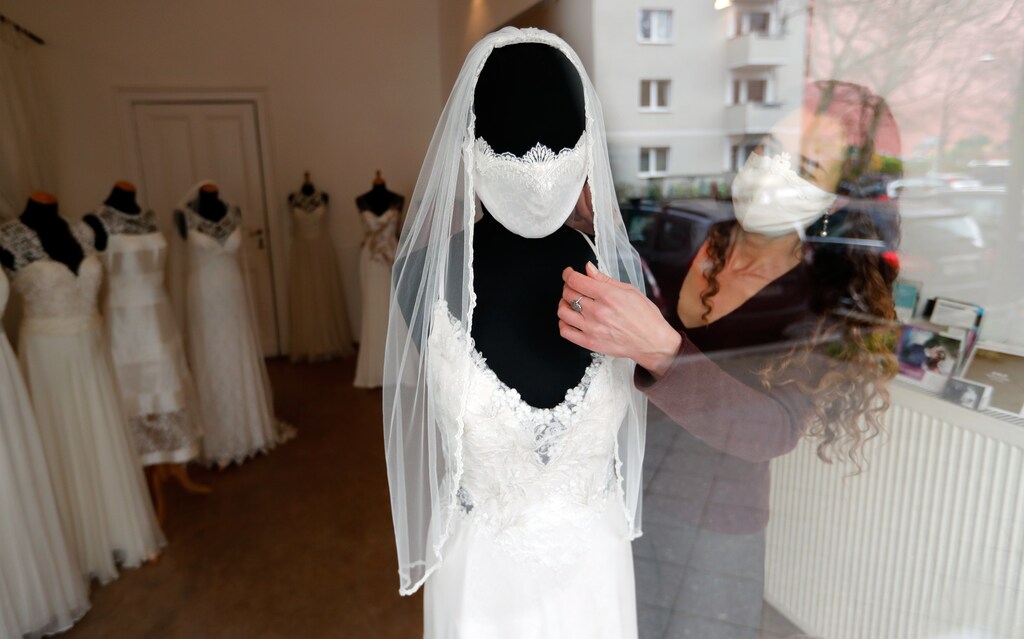 Fashion designer and tailor Friederike Jorzig presents a face mask for wedding dresses in her shop 'Chiton', as the spread of the coronavirus disease (COVID-19) continues in Berlin, Germany, March 31, 2020. REUTERS/Fabrizio Bensch - UP1EG3V0X9KHM