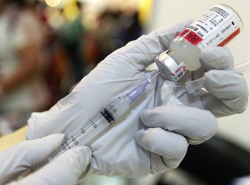 A veterinarian prepares a dosage of rabies vaccine at the 2014 Taipei Pet Show at Nangang Exhibition Hall in Taipei July 11, 2014. The show runs from July 11 to 14. REUTERS/Pichi Chuang (TAIWAN - Tags: SOCIETY DRUGS) - RTR3Y3TS