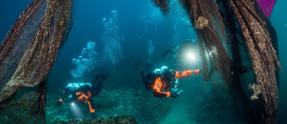 Cientos de miles de toneladas de artes de pesca se pierden o se arrojan en los océanos del mundo cada año.