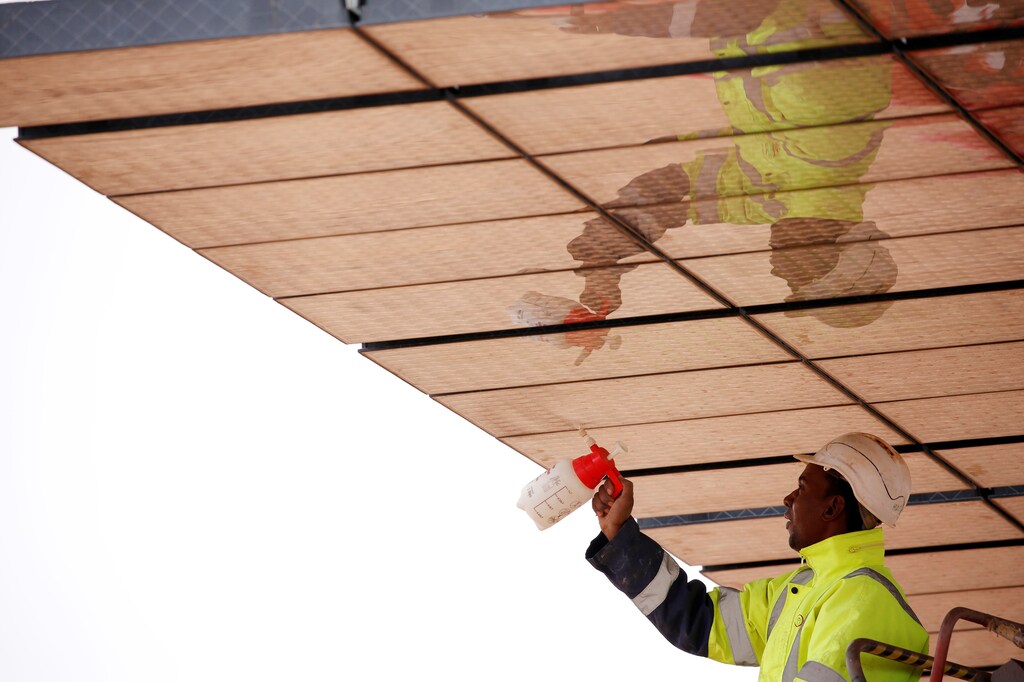 Workers clean solar panels at Noor III near the city of Ouarzazate, Morocco, November 4, 2016. Picture taken November 4, 2016. REUTERS/Youssef Boudlal - S1AEULCGPCAA