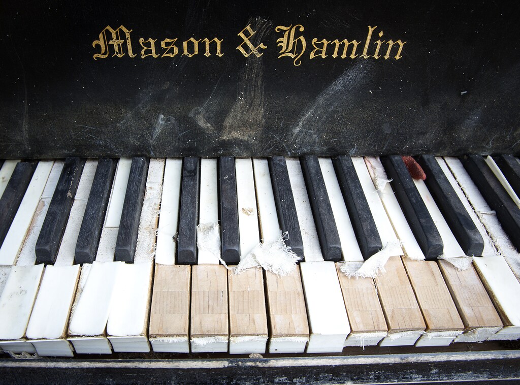 A grand piano that has been left by the East River underneath the Brooklyn Bridge is pictured in the Manhattan borough of New York May 31, 2014. According to local media, the piano has been there for a few days puzzling locals as to how it got there and the reason for its placement, perfectly under the bridge. REUTERS/Carlo Allegri (UNITED STATES - Tags: SOCIETY) - RTR3RO17