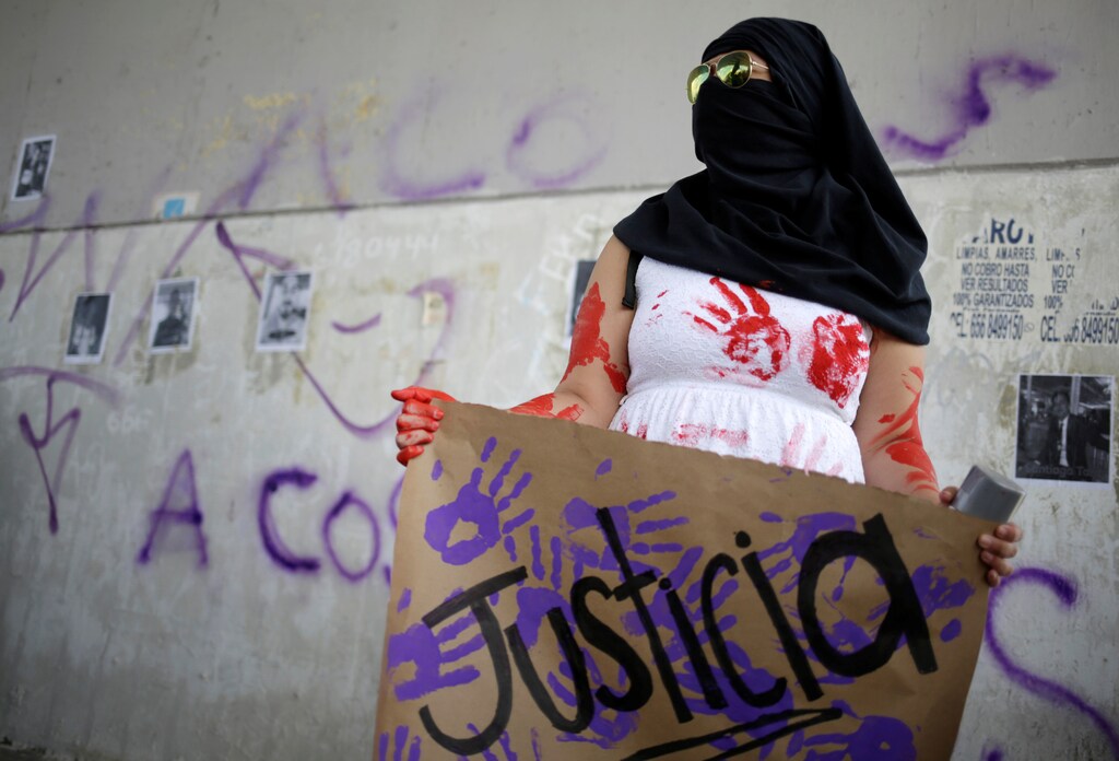 Una mujer participa en una protesta para exigir justicia para las víctimas de femicidio y violencia de género en Ciudad Juárez, México, el 7 de marzo de 2020. El cartel dice "Justicia". REUTERS/Jose Luis González