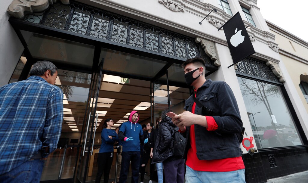 A person wears a face mask outside an Apple Store closed during the global outbreak of coronavirus (COVID-19) in Pasadena, California, U.S., March 14, 2020. REUTERS/Mario Anzuoni - RC2YJF9TQCB4