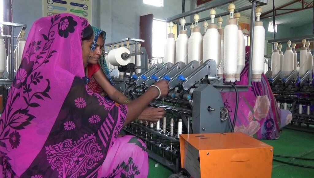 Women operating solar-powered spinning wheels in Barabanki of Uttar Pradesh, India