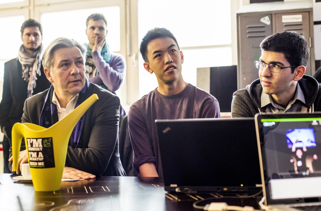 Berlin Mayor Klaus Wowereit (seated L) talks with young software entrepreneurs at the Startupbootcamp accelerator for IT startups in Berlin January 23, 2013. Bootcamps offers a mentor program for internet startups to help them get their idea off the ground at the beginning of the business cycle, organiser Alex Farcet of Startupbootcamp said during Wowereit's tour of Berlin's internet startup scene. REUTERS/Thomas Peter (GERMANY - Tags: POLITICS BUSINESS) - RTR3CU97
