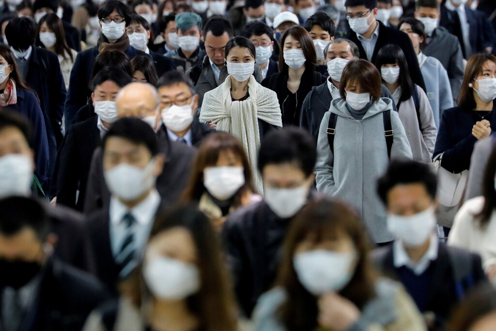 People wear face masks at Shinagawa station during the rush hour after the government expanded a state of emergency to include the entire country following the coronavirus disease (COVID-19) outbreak, in Tokyo, Japan, April 20, 2020.REUTERS/Kim Kyung-Hoon TPX IMAGES OF THE DAY - RC208G9LDBRT