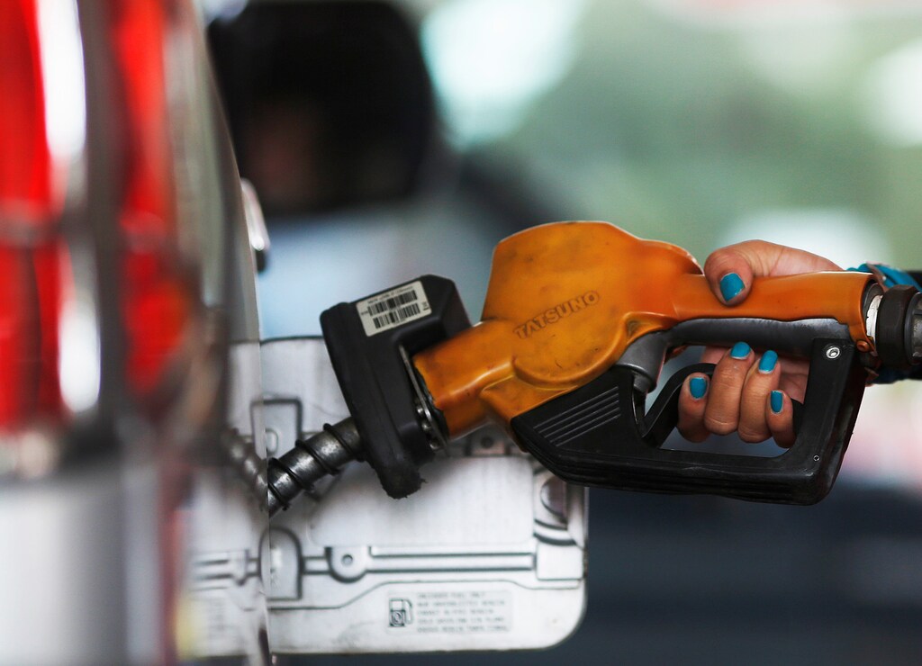 A worker at state-owned Pertamina, the country's main retailer of subsidised fuel, fills a vehicle at a petrol station in Jakarta November 17, 2014. REUTERS/Beawiharta/File Photo - S1BEUDMCCLAA