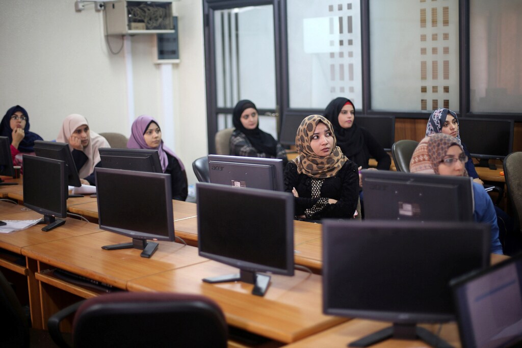 Palestinian entrepreneurs attend a training session in UCAS Technology Incubator office in Gaza City October 31, 2016. Picture taken October 31, 2016. REUTERS/Ibraheem Abu Mustafa - RTX2SITS