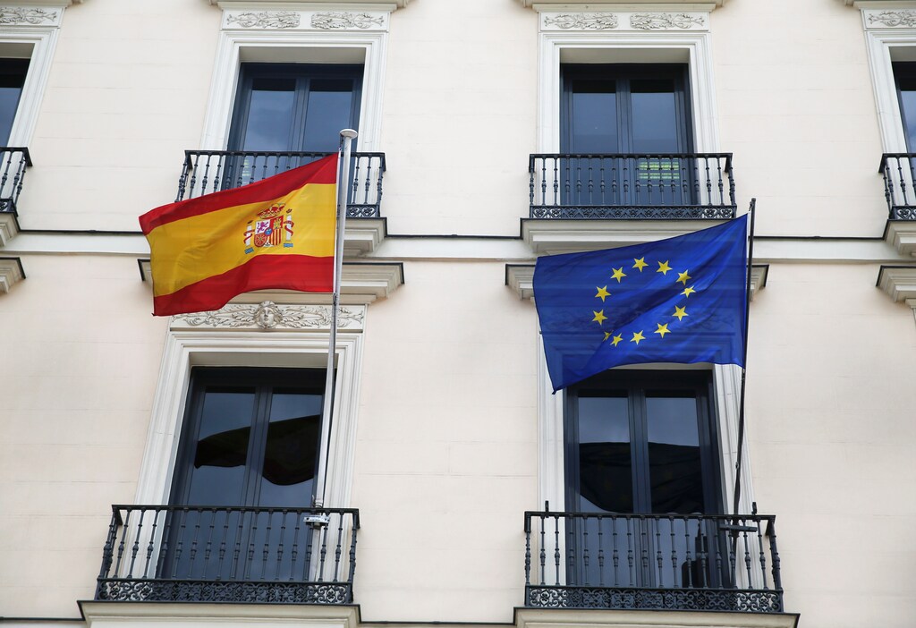 The European Union flag and the Spanish flag are seen on the Department of Education building in Madrid, Spain, May 18, 2016. REUTERS/Juan Medina - RTSEURI