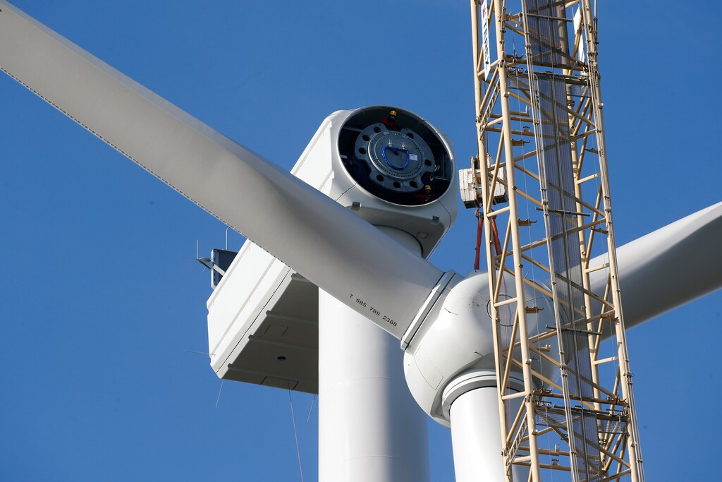 A survey has found more than half of North Sea oil and gas workers would work in renewables and offshore wind.