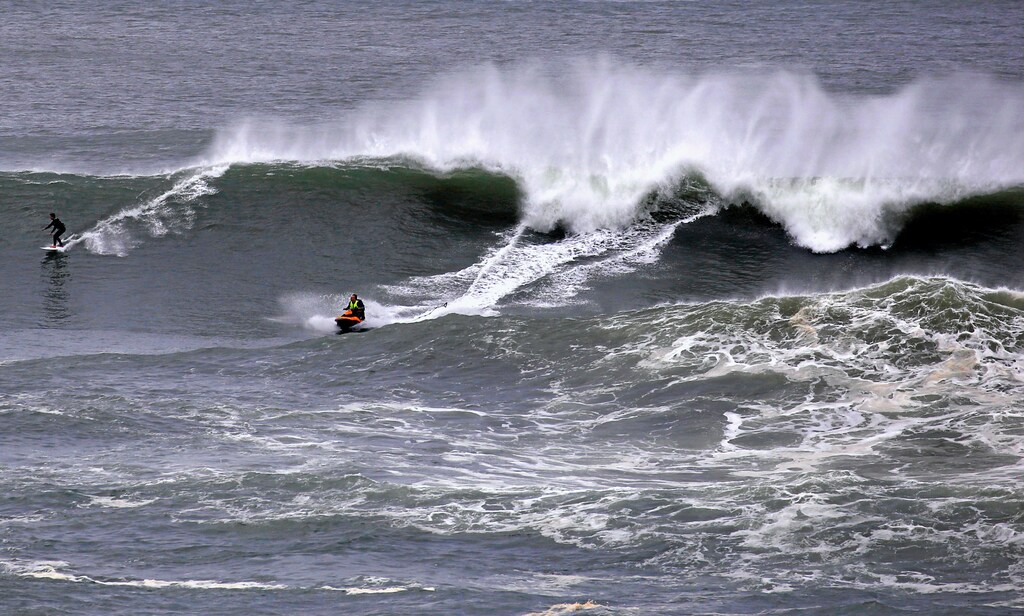 A surfer rides a large wave after being pulled onto it by a jet ski near Long Reef beach in Sydney, Australia, June 6, 2016. REUTERS/David Gray - S1AETIHAHBAA