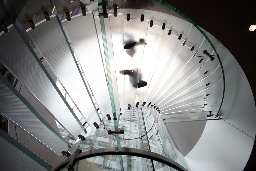 Store employees walk down a staircase inside a new Apple store in the upper west side of New York November 12, 2009. Apple Inc said on Thursday it plans to open 40 to 50 retail stores next year as the consumer electronics giant expands its reach to customers. REUTERS/Lucas Jackson (UNITED STATES BUSINESS SCI TECH) - GM1E5BD08W701