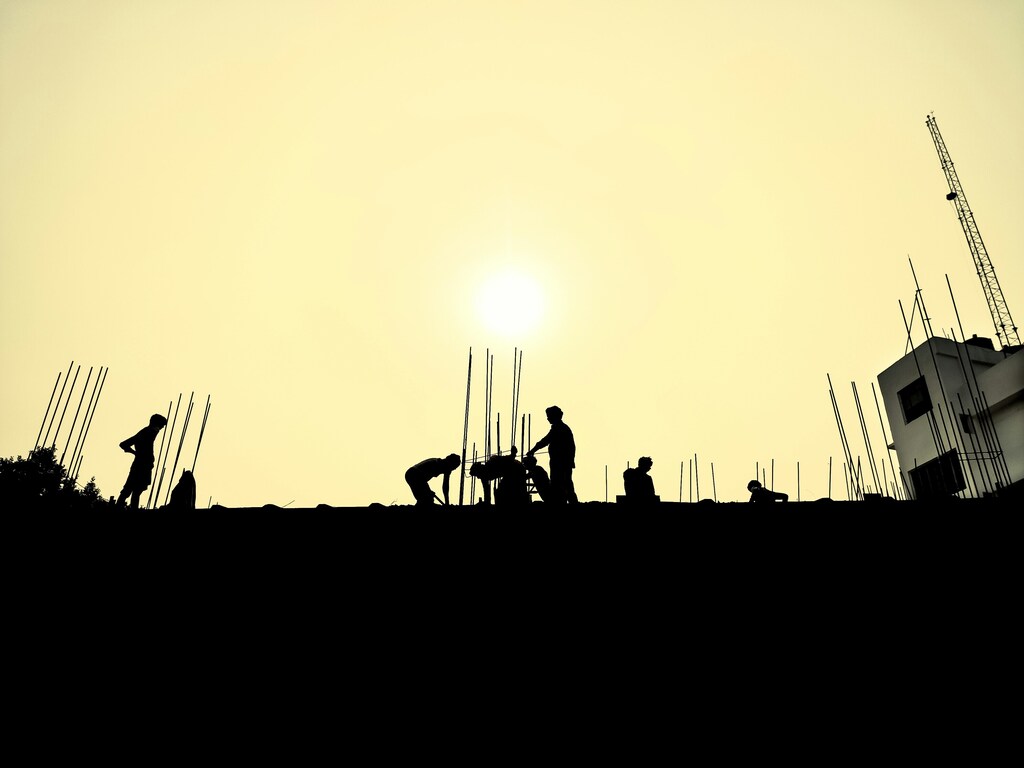 Trabajadores bajo la luz del sol.
