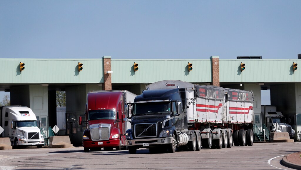 Semi trucks drive through customs in Windsor, Ontario after crossing Ambassador Bridge from Detroit, Michigan in Windsor, Ontario, Canada, April 28, 2017. REUTERS/Rebecca Cook - RC1F8E082970