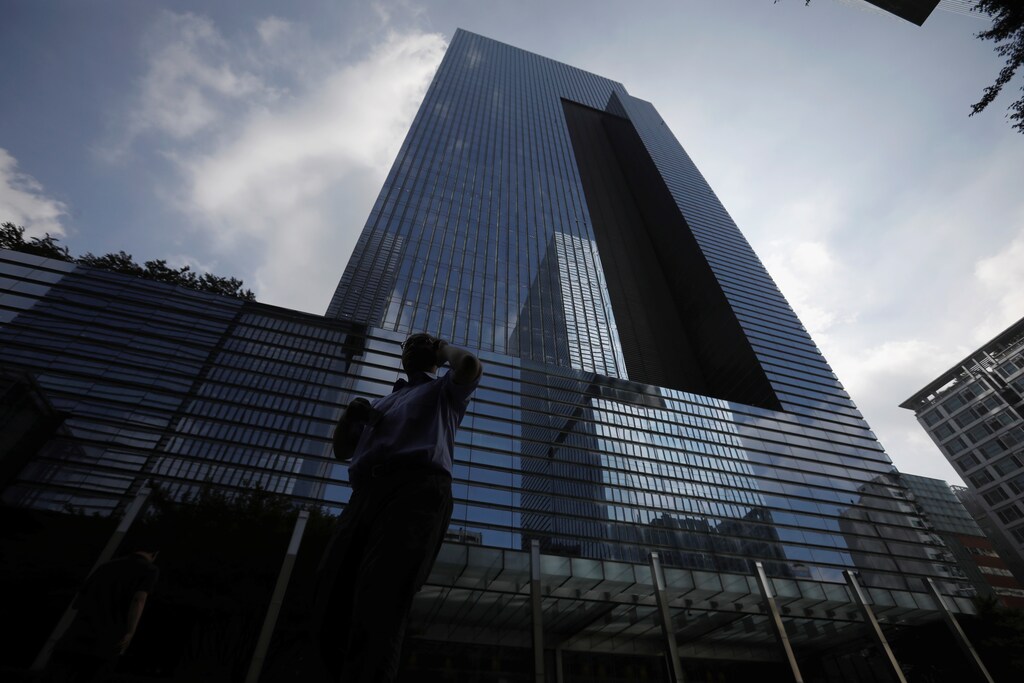 An employee walks past a Samsung Electronics office building in Seoul, South Korea, August 25, 2017. REUTERS/Kim Hong-Ji - RTS1D8A2
