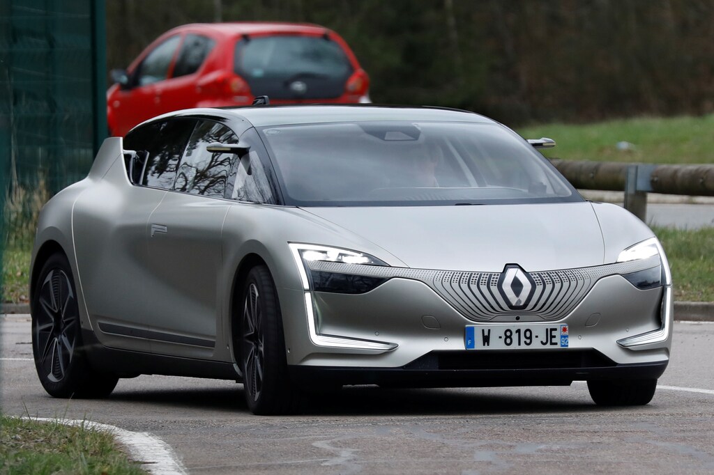 The Symbioz Renault concept car is seen during a self-driving demonstration in Saint-Aubain-sur-Gaillon, France, January 29, 2018. Renault demonstrates it autonomous, zero emission car, that is powered by electric engines. Picture taken January 29, 2018. REUTERS/Charles Platiau - RC1549D090D0