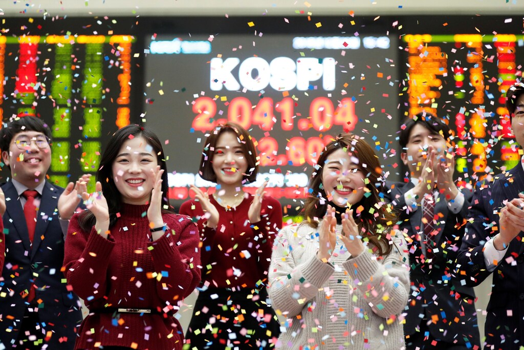 Employees of the Korea Exchange (KRX) pose in front of the final stock price index during a photo opportunity for the media at the ceremonial closing event of the 2018 stock market in Seoul, South Korea, December 28, 2018. REUTERS/Kim Hong-Ji - RC1A2FFB5DF0