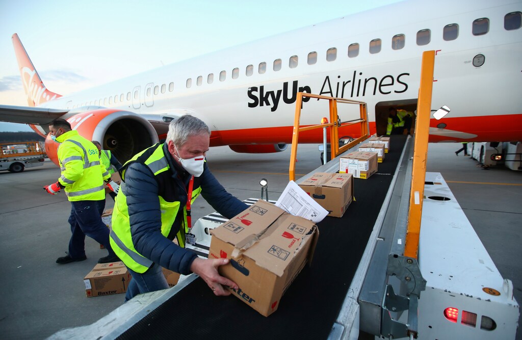 Staff loads cargo sent by the International Committee of Red Cross (ICRC) to Ukraine into a cargo plane, during the coronavirus disease (COVID-19) outbreak, at Cointrin Airport in Geneva, Switzerland, April 1, 2020. REUTERS/Denis Balibouse - RC2VVF9KQGWU