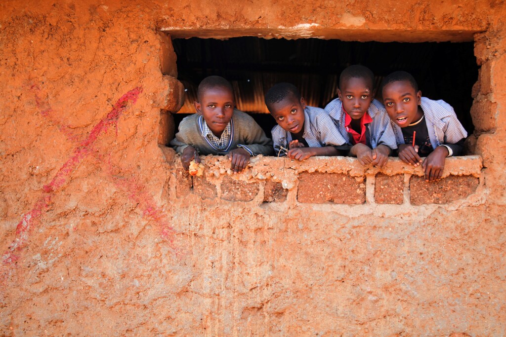 Children at Mashimoni School in Kibera peer through a classroom window of a building that was marked with a red cross in preparation for demolition in Nairobi, Kenya, September 23, 2016. Picture taken September 23, 2016. THOMSON REUTERS FOUNDATION/Katy Migiro TPX IMAGES OF THE DAY - RTSRRMU