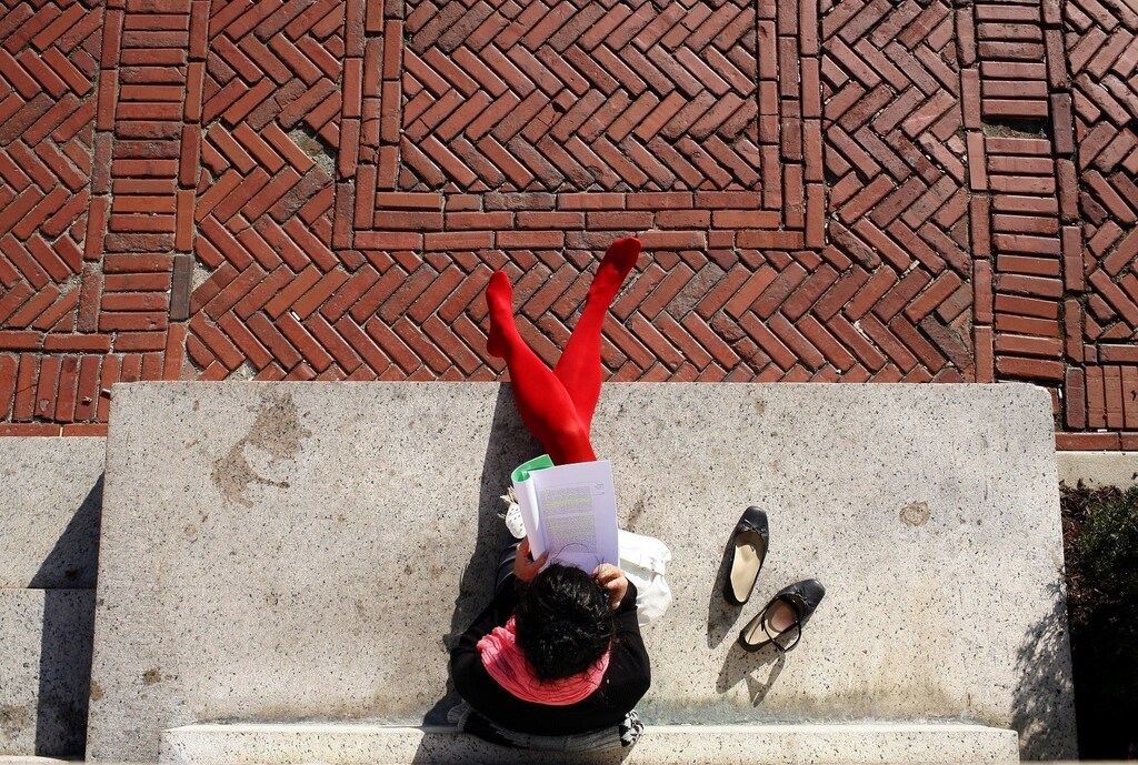 A student reads under the afternoon sun on the main campus of Columbia University in New York October 5, 2009. REUTERS/Mike Segar (UNITED STATES EDUCATION ENVIRONMENT) FOR BEST QUALITY IMAGE: ALSO SEE GM1E6461A6W01. - RTXPCB7