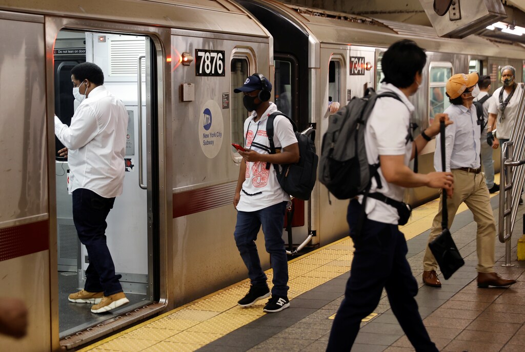 Commuters ride the subway on the first day of New York City's phase one reopening during the outbreak of the coronavirus disease (COVID-19) in New York City, New York, U.S., June 8, 2020. REUTERS/Mike Segar - RC245H9A1VJC
