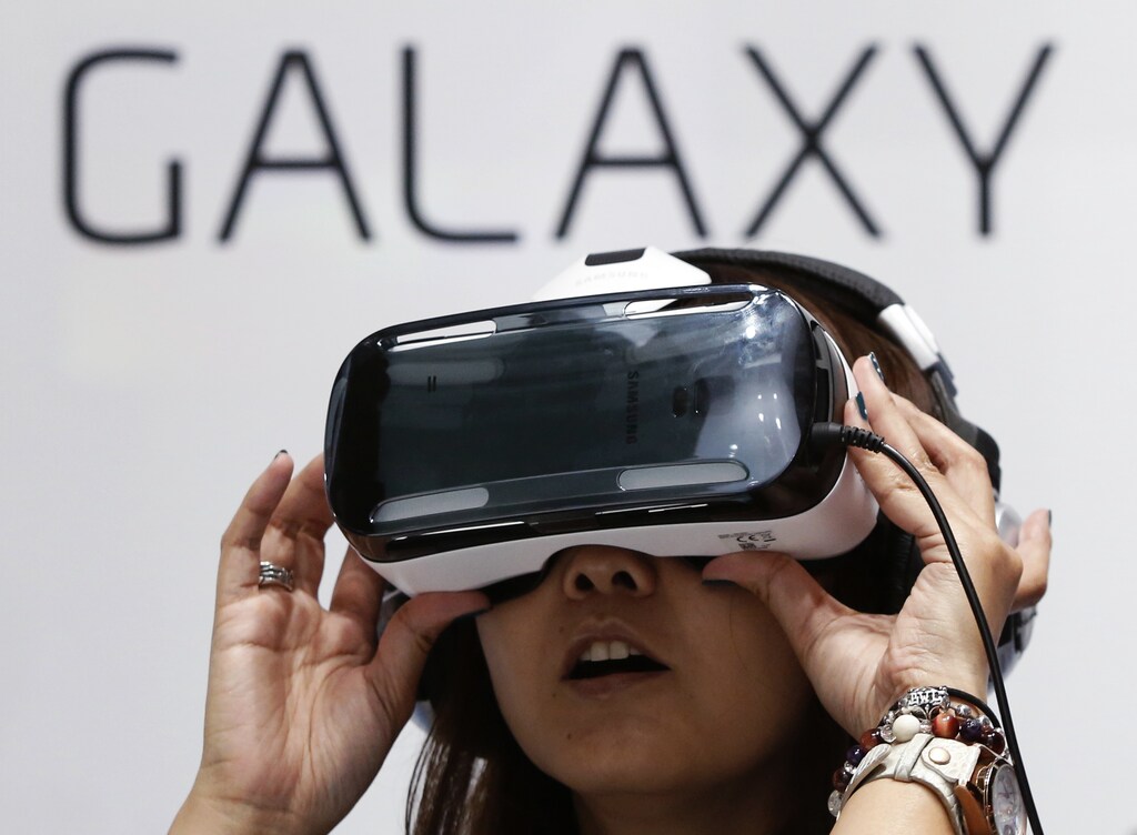 A visitor tries out Samsung's Galaxy Gear VR at its booth in Tokyo Game Show 2014 in Makuhari, east of Tokyo September 18, 2014. About 421 companies and organizations are participating in the Tokyo Games Show 2014, which will be held until September 21. REUTERS/Yuya Shino (JAPAN - Tags: ENTERTAINMENT SOCIETY BUSINESS) - RTR46PG1