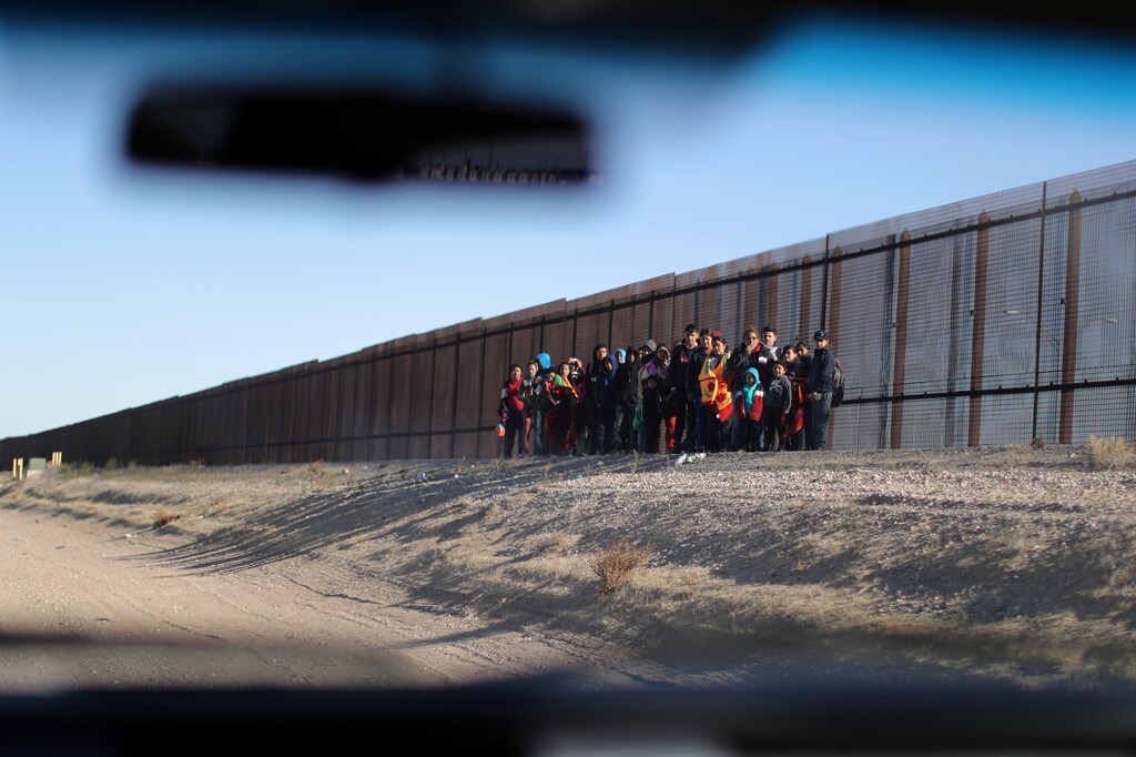 A group of Central American migrants prepares to surrender to U.S. Border Patrol Agents south of the U.S.-Mexico border fence in El Paso, Texas, U.S., March 6, 2019. REUTERS/Lucy Nicholson - RC1A79BA6C40