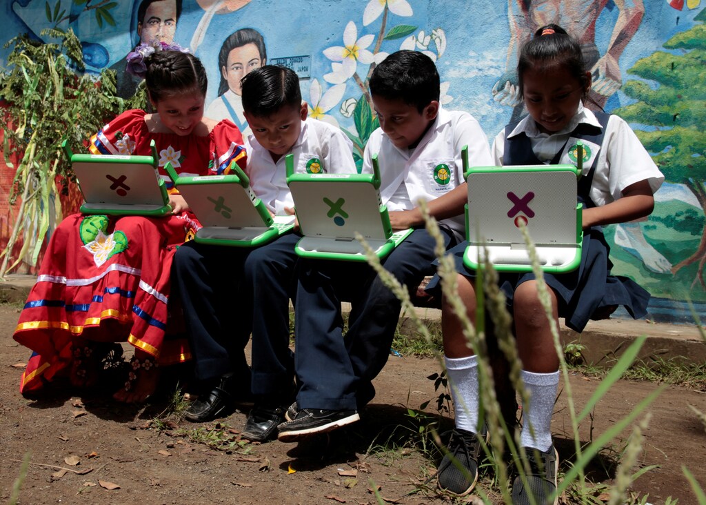 Schoolchildren use their XO laptops outside Laura Vicuna school in Laguna de Apoyo, Granada, Nicaragua October 17, 2017. REUTERS/Oswaldo Rivas - RC1D914A5010
