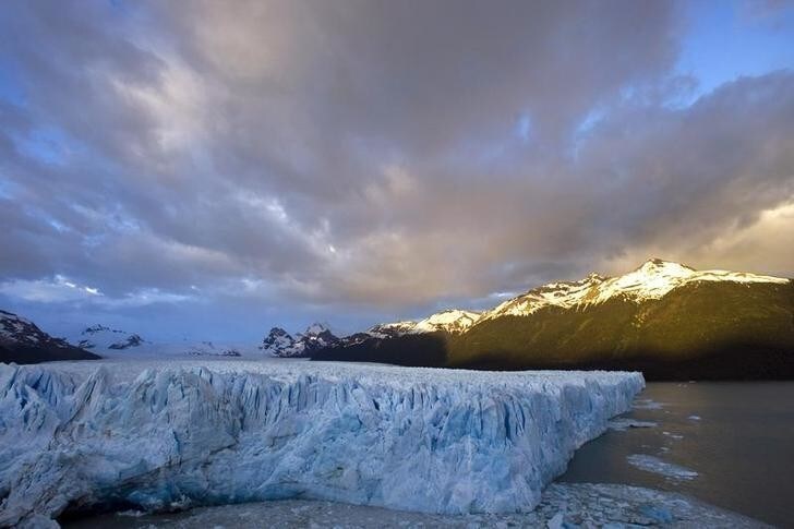 The sun rises over Argentina's Perito Moreno glacier near the city of El Calafate, in the Patagonian province of Santa Cruz, December 16, 2009. The vast amounts of water stored in glaciers play crucial roles in river flows, hydropower generation and agricultural production, contributing to steady run-off for Ganges, Yangtze, Mekong and Indus rivers in Asia and elsewhere. To match feature CLIMATE-GLACIERS/ REUTERS/Marcos Brindicci/Files (ARGENTINA - Tags: ENVIRONMENT TRAVEL SCI TECH)