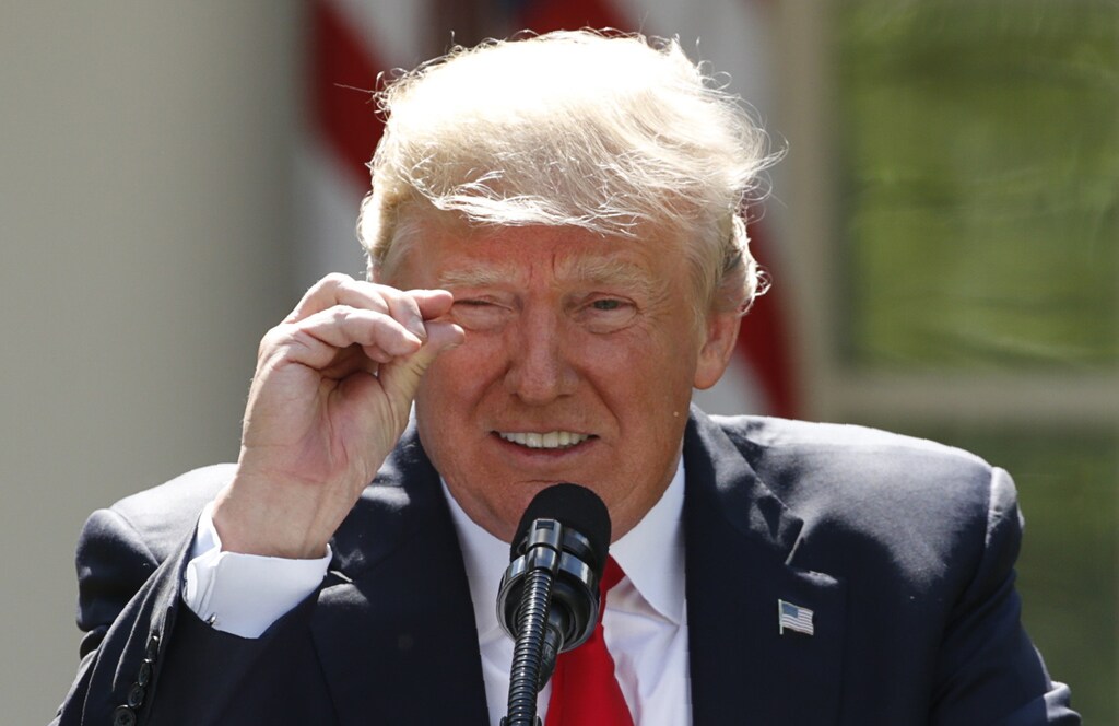 U.S. President Donald Trump refers to amounts of temperature change as he announces his decision that the United States will withdraw from the landmark Paris Climate Agreement, in the Rose Garden of the White House in Washington, U.S., June 1, 2017. REUTERS/Kevin Lamarque TPX IMAGES OF THE DAY - RTX38LKB