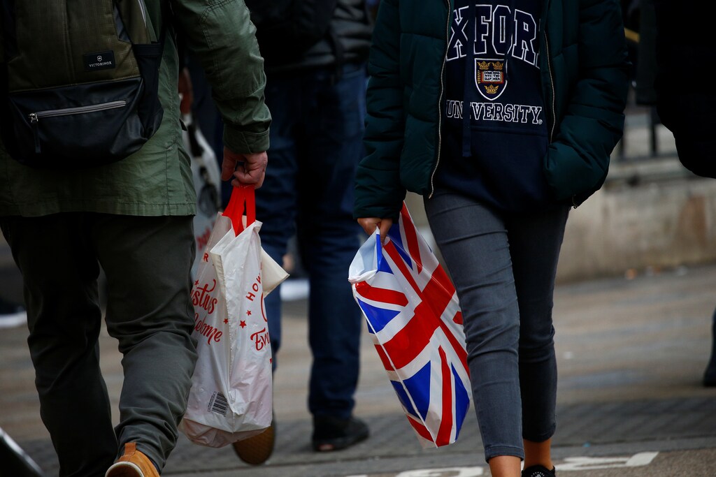 Shoppers carry shopping in plastic bags in the West End, in London, Britain December 27, 2018. REUTERS/Henry Nicholls - RC1E981CD240
