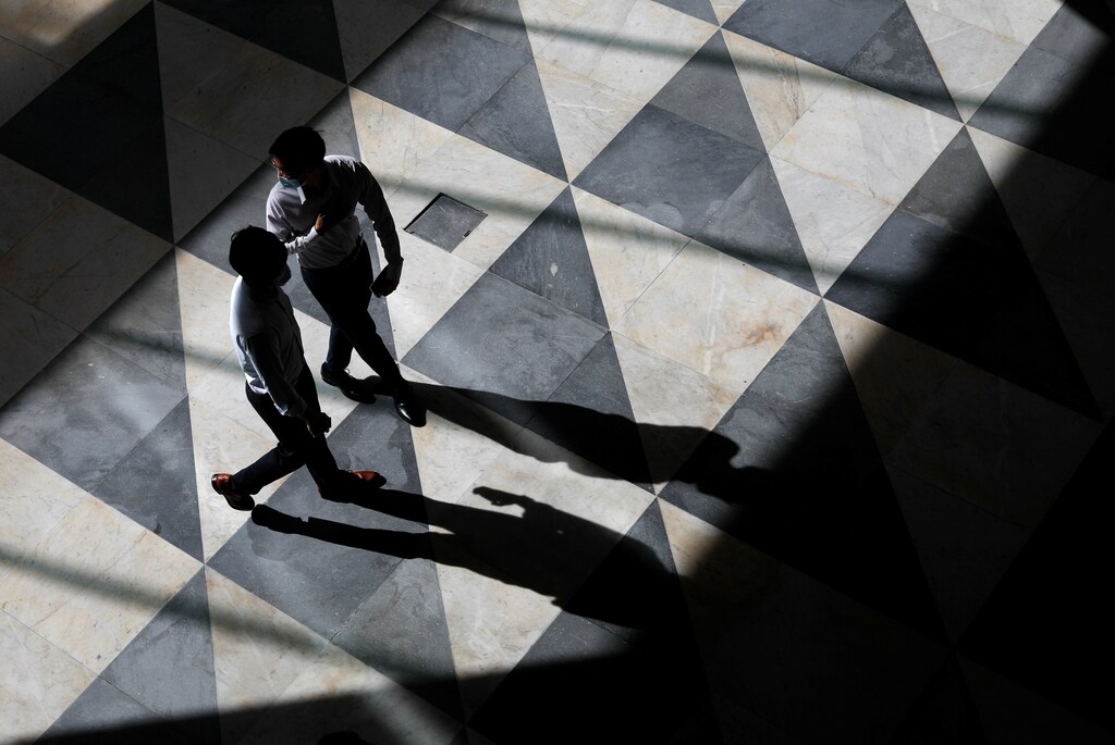 Office workers are seen at a largely empty central business district as Singapore returns to the work-from-home regime due to surging cases in the coronavirus disease (COVID-19) outbreak, in Singapore September 27, 2021. REUTERS/Edgar Su - RC21YP90PJW6