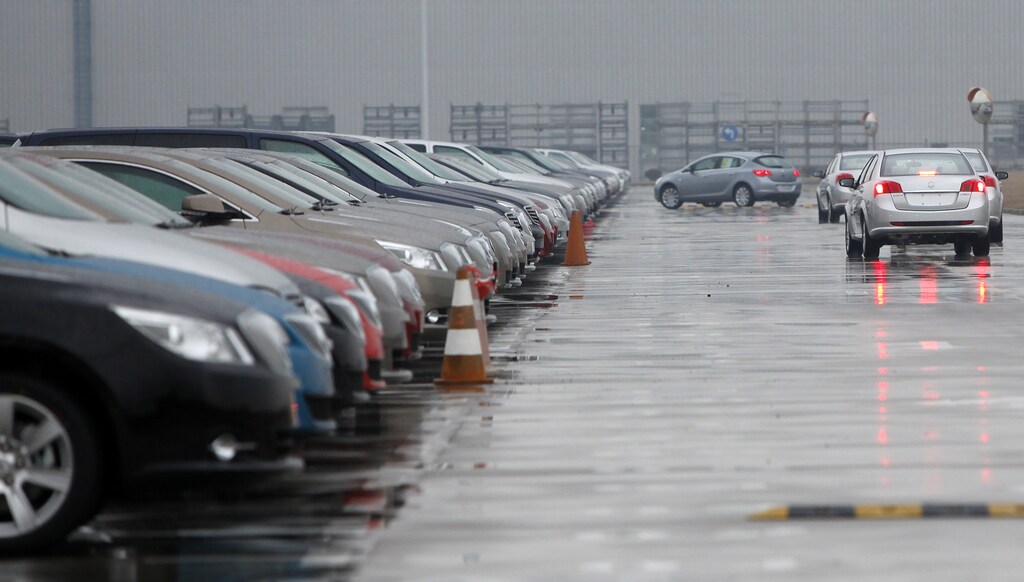 New cars are seen at a parking lot of GM car park in Shanghai January 11, 2010. China's auto sales surged past the United States to reach record levels last year on government incentives, and automakers are poised for solid but slower growth in the world's fastest growing major auto market in 2010. REUTERS/Aly Song (CHINA - Tags: SOCIETY BUSINESS) - RTR28QU1