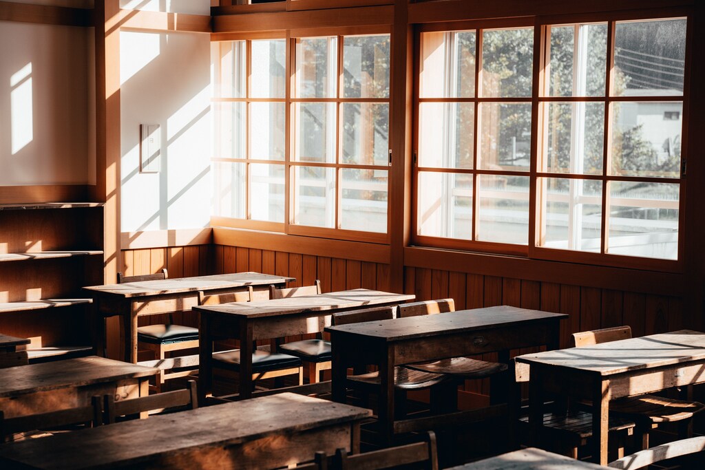 Aula con cubiertas y ventanas de madera.