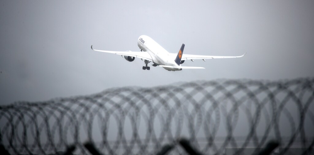 An Airplane of German carrier Lufthansa takes off from Munich International Airport, Germany, August 4, 2020. REUTERS/Michael Dalder - RC227I94WDX0