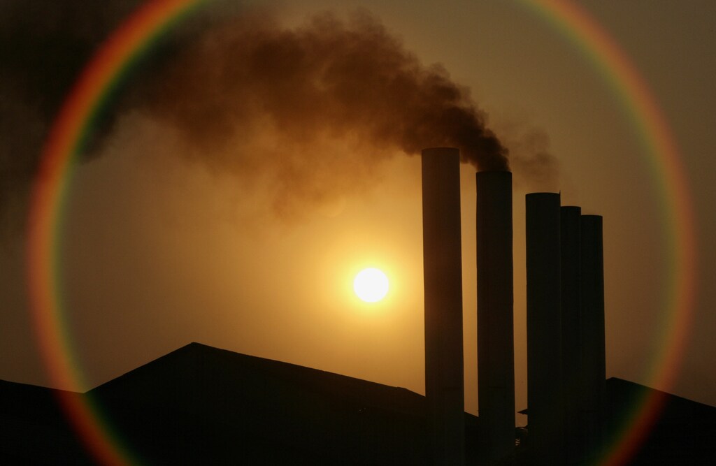 Smoke rises out of factories in Thailand's Chonburi province, about 90 km (56 miles) southeast of Bangkok February 1, 2007. The Intergovernmental Panel on Climate Change (IPCC) will release a long-awaited report assessing the human link to pollution, global warming and climate change in Paris on Friday. A draft of the report, which draws on research by 2,500 scientists from more than 130 countries, projects a big rise in temperatures this century and warns of more heatwaves, floods, droughts and rising sea levels linked to greenhouses gases released mainly by the use of fossil fuels.REUTERS/Sukree Sukplang - GM1DUNAUBRAA