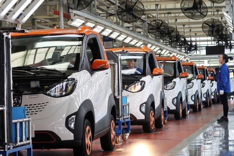 Workers inspect Baojun E100 all-electric battery cars at a final assembly plant operated by General Motors Co and its local joint-venture partners in Liuzhou, Guangxi Zhuang Autonomous Region, China, November 8, 2017. Picture taken November 8, 2017. REUTERS/Norihiko Shirouzu - RC19D20C7350