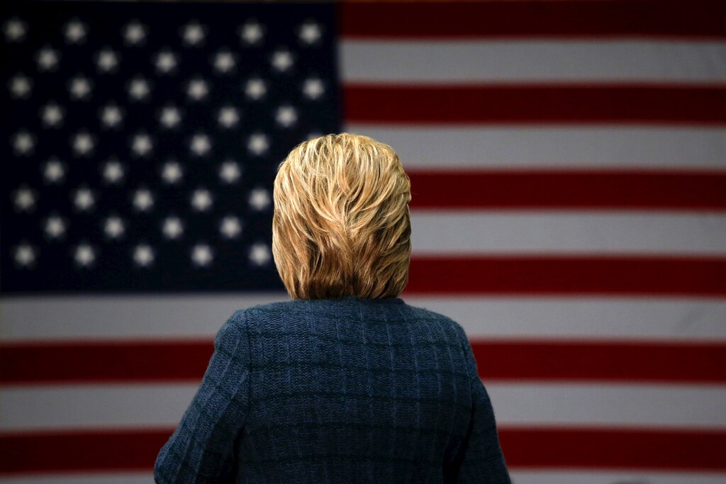 Democratic U.S. presidential candidate Hillary Clinton campaigns at Rundlett Middle School in Concord, New Hampshire February 6, 2016. REUTERS/Adrees Latif TPX IMAGES OF THE DAY - RTX25RXX