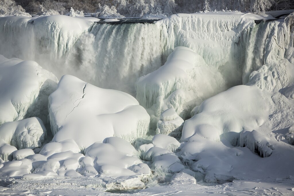 A partially frozen American Falls in sub freezing temperatures is seen in Niagara Falls, Ontario February 17, 2015. Temperature dropped to 6 degrees Fahrenheit (-14 Celsius) on Tuesday. The National Weather Service has issued Wind Chill Warning in Western New York from midnight Wednesday to Friday. REUTERS/Lindsay DeDario (CANADA - Tags: TRAVEL ENVIRONMENT) - RTR4Q3VY