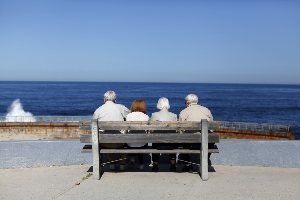 A pair of elderly couples view the ocean and waves along the beach in La Jolla, California March 8, 2012. REUTERS/Mike Blake (UNITED STATES - Tags: ENVIRONMENT SOCIETY TPX IMAGES OF THE DAY) - GM1E8390ALN01