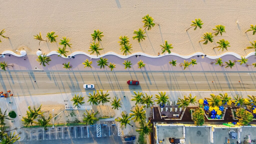 image of a sunny road in Miami