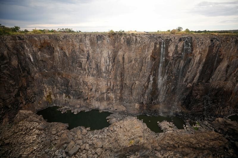 Dry cliffs are seen following a prolonged drought at Victoria Falls, Zimbabwe, December 4, 2019. Picture taken December 4, 2019. REUTERS/Mike Hutchings TPX IMAGES OF THE DAY - RC2PPD9UYRD2