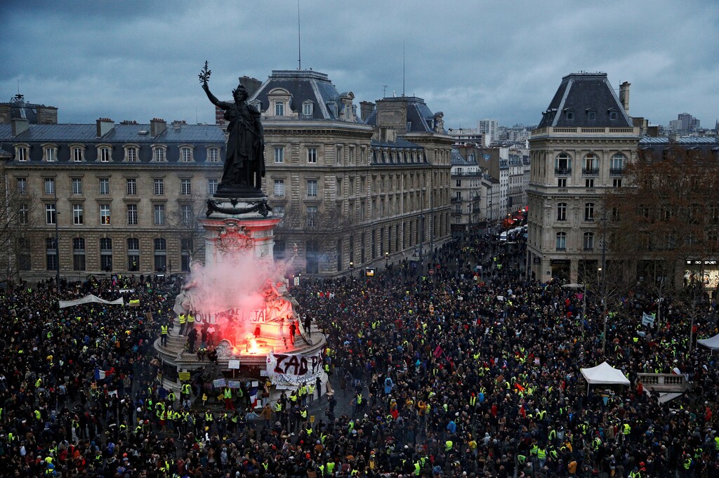 A view of the Place de la Republique as protesters wearing yellow vests gather during a national day of protest by the "yellow vests" movement in Paris, France, December 8, 2018. REUTERS/Stephane Mahe TPX IMAGES OF THE DAY - RC1527268ED0