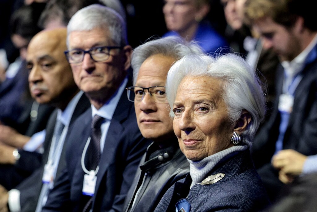 FOTO DE ARCHIVO: El CEO de Apple, Tim Cook; el presidente y CEO de NVIDIA, Jensen Huang; y la presidenta del Banco Central Europeo (BCE), Christine Lagarde, antes de las declaraciones del presidente de EE. UU., Donald Trump, en el 56.º Foro Económico Mundial (WEF) anual, en Davos, Suiza, el 21 de enero de 2026. REUTERS/Jonathan Ernst/Foto de archivo