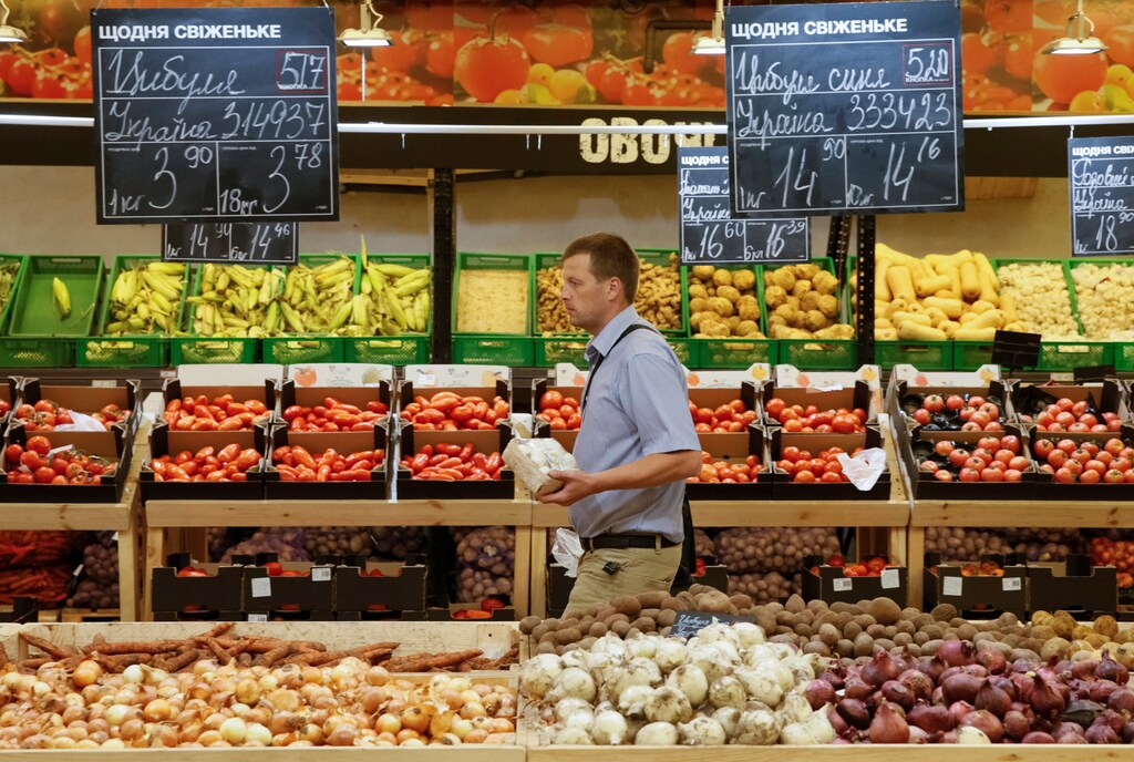 A customer visits the vegetable and fruit department of a Metro cash and carry store in Kiev, Ukraine, August 17, 2016. REUTERS/Valentyn Ogirenko - D1BETWXQBJAA