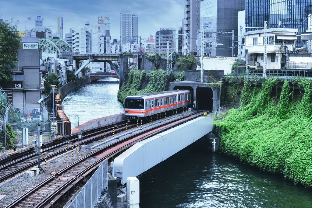 日本の鉄道は150年の歴史を経て、より持続可能な交通手段として進化を遂げています。