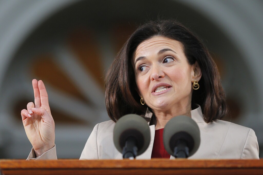 Facebook's COO Sheryl Sandberg delivers the Class Day address at Harvard University in Cambridge, Massachusetts May 28, 2014, one day ahead of Commencement Exercises at the university. REUTERS/Brian Snyder (UNITED STATES - Tags: EDUCATION BUSINESS) - GM1EA5T0GIM01